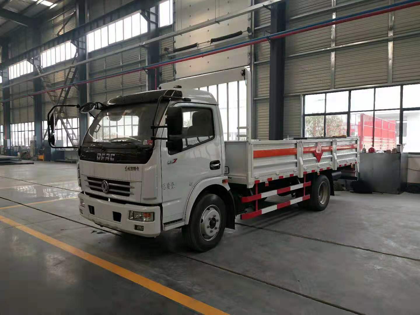 湖南杜總東風多利卡5.1米氣瓶車加班發車