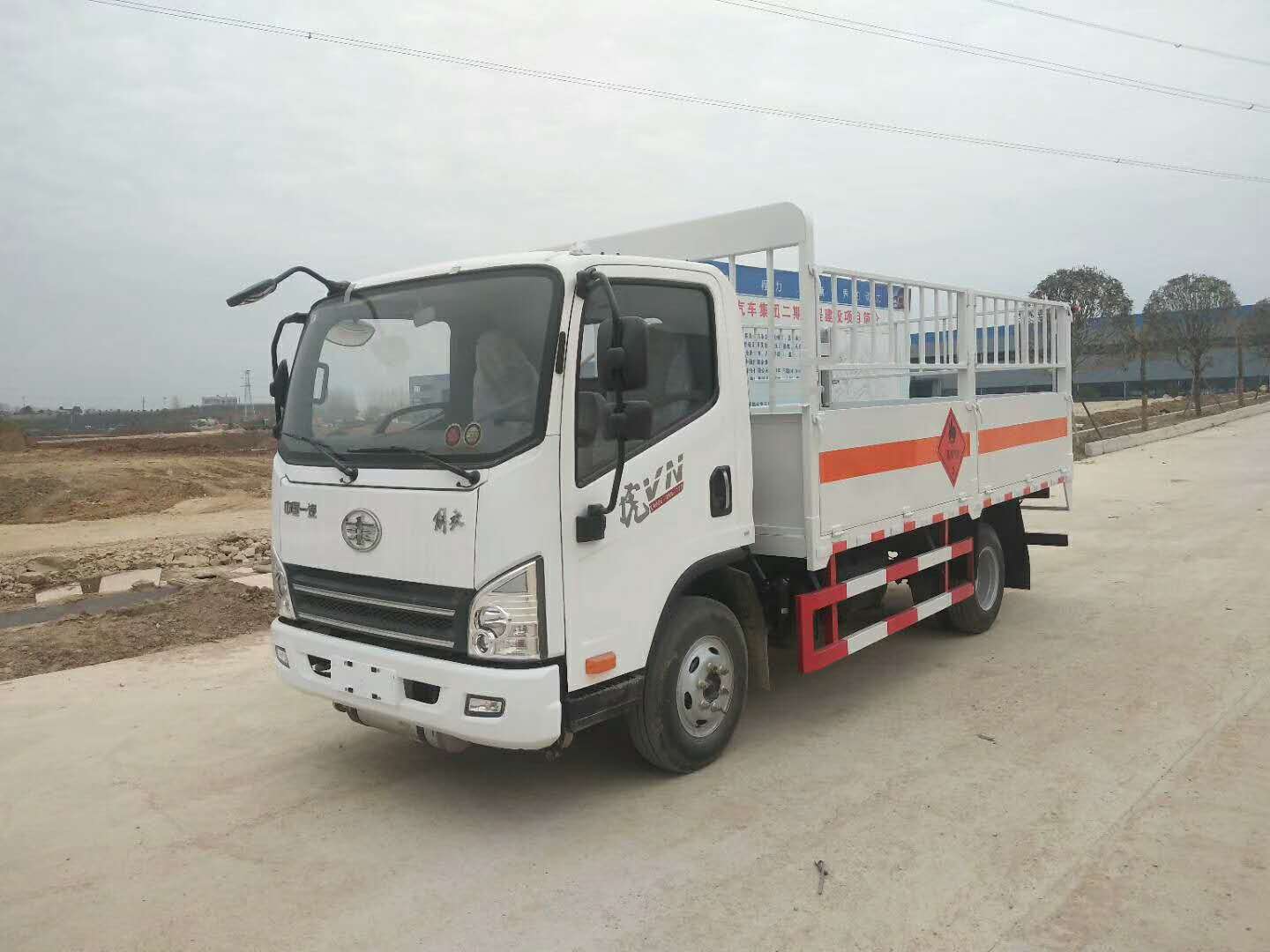 浙江周總解放虎V藍(lán)牌4米氣瓶運(yùn)輸車發(fā)車