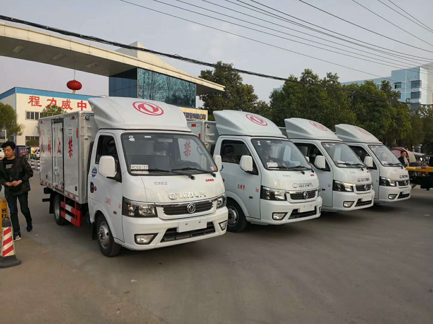 青海馬總四臺(tái)東風(fēng)途逸氣體廂式車發(fā)車