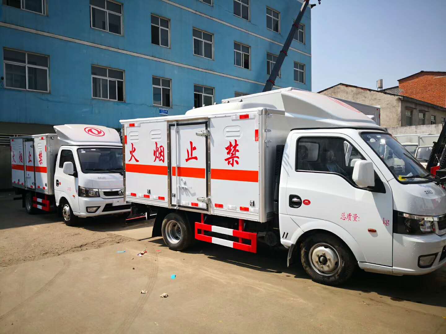 青海馬總兩臺(tái)東風(fēng)途逸氣體廂式車發(fā)車