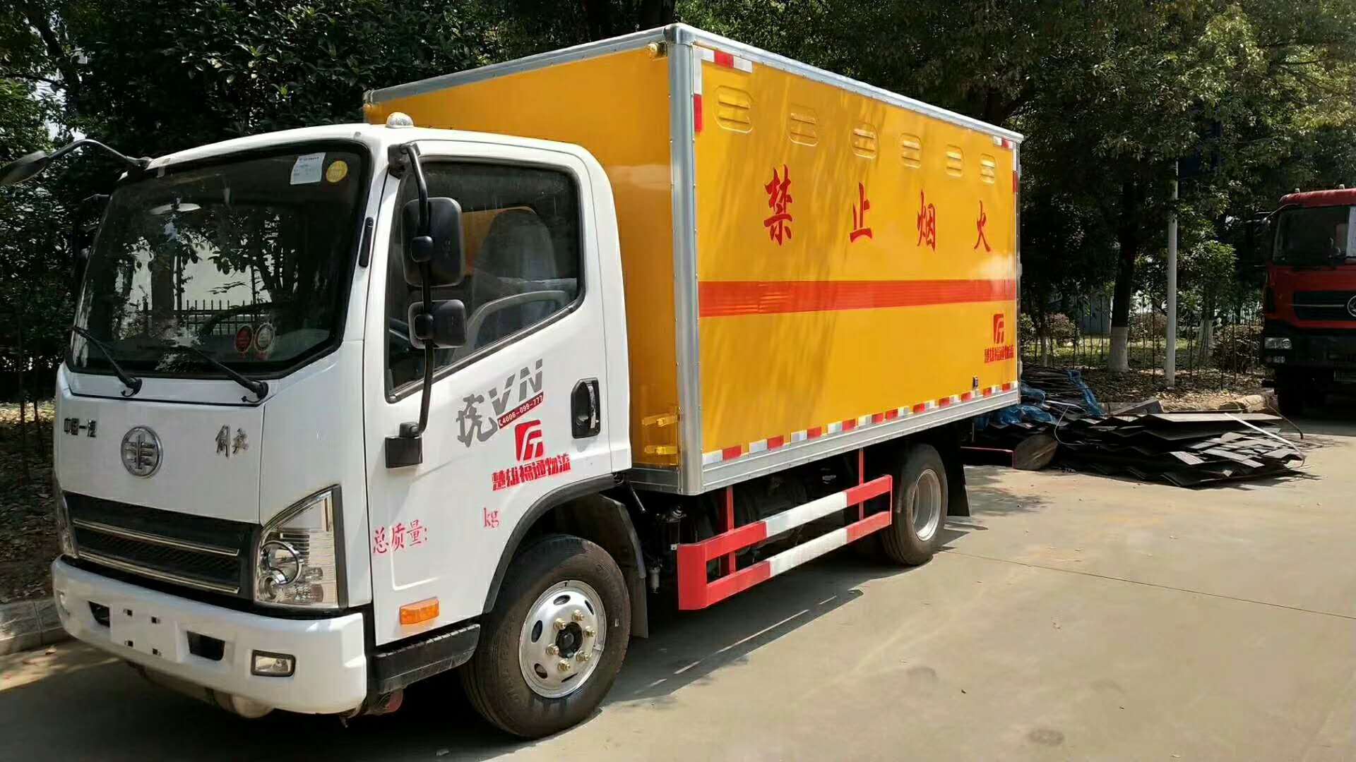 楚雄福通物流再次增購兩臺解放虎V藍牌易燃氣體廂式車