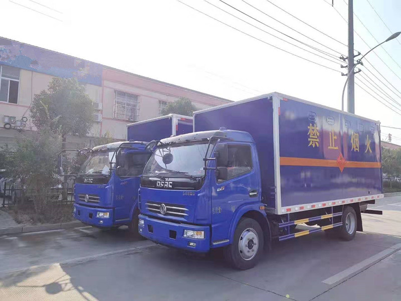 湖南康總訂購兩臺東風(fēng)多利卡易燃氣體廂式運輸車發(fā)車