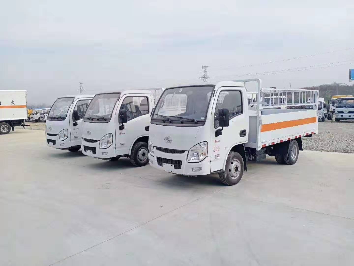 山東何總?cè)_躍進3.3米氣瓶運輸車發(fā)車