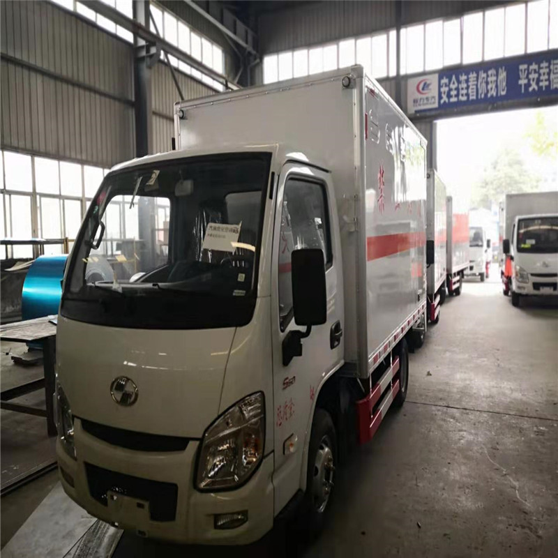 青海王總訂購的十臺躍進小福星易燃液體廂式運輸車發車