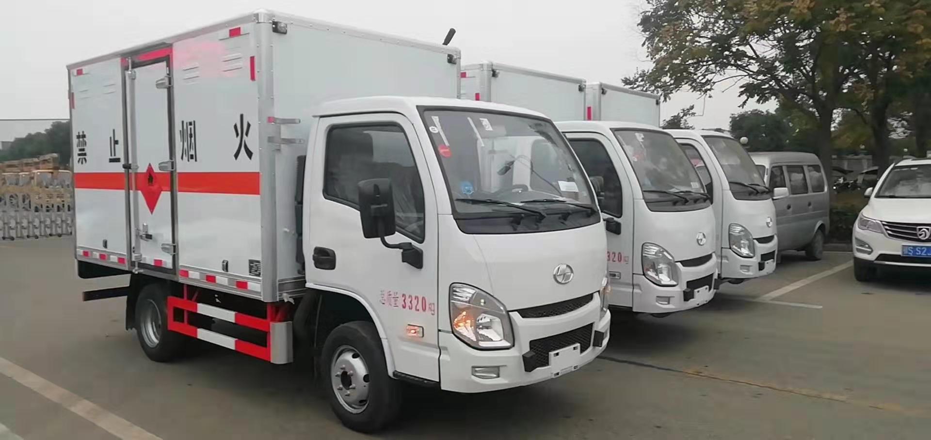 天津張總訂購三臺躍進易燃氣體廂式運輸車發車