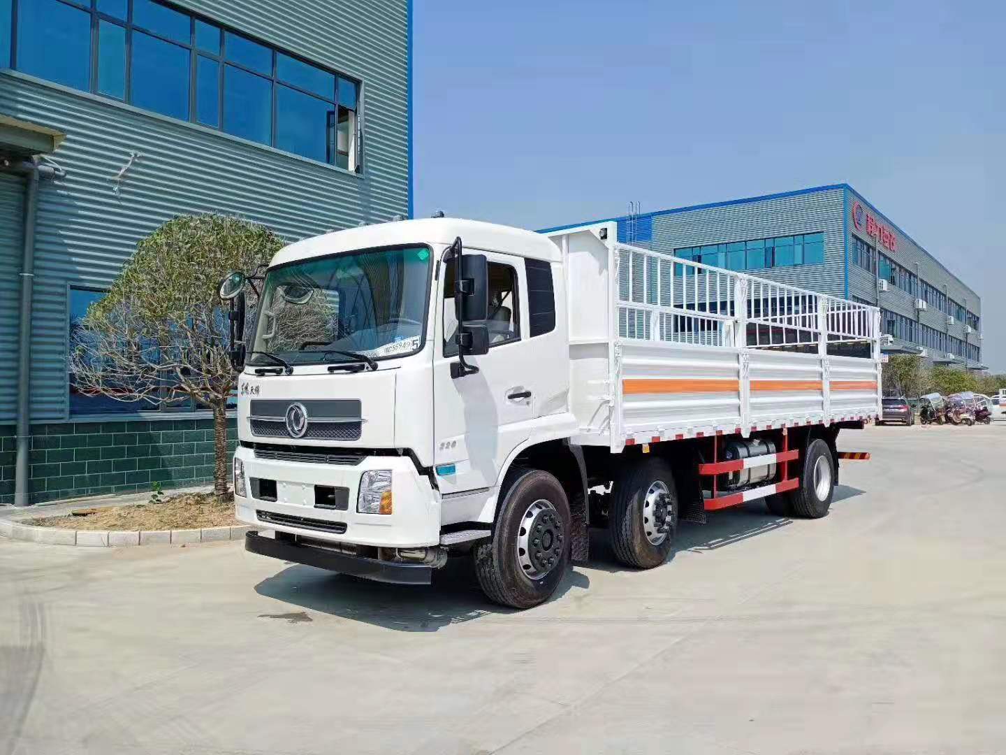 遼寧尚總訂購的東風天錦6X2氣瓶專用運輸車發(fā)車