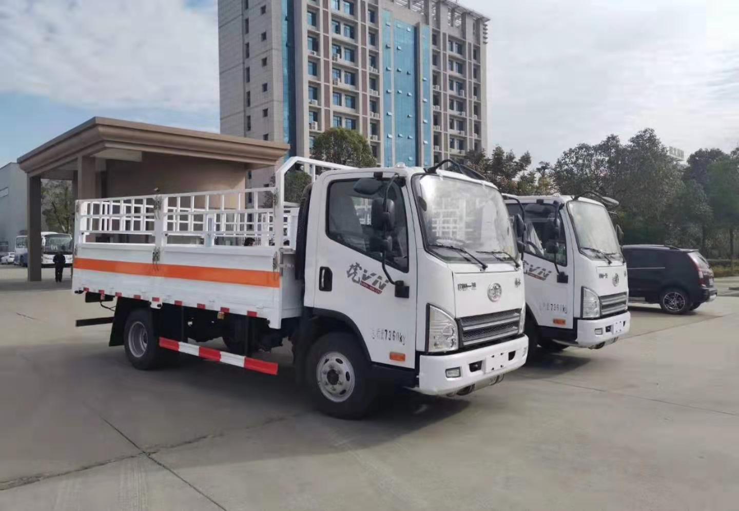 河北李總訂購的兩臺解放虎VN氣瓶運輸車發(fā)車