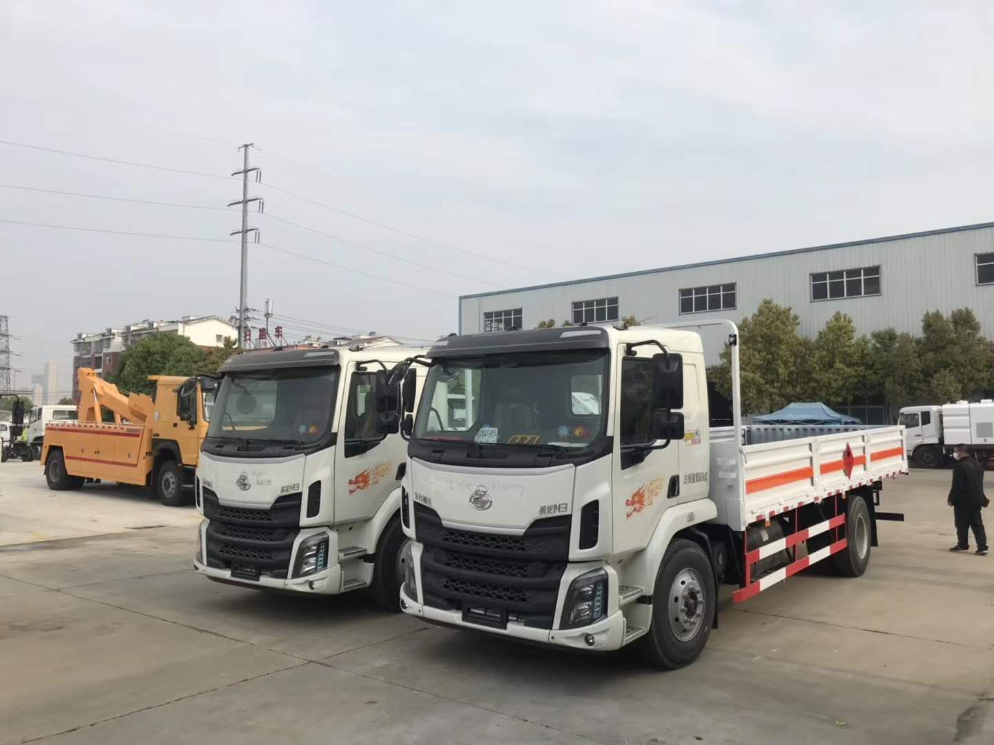 杭州王總兩臺柳汽乘龍6.8米氣瓶運(yùn)輸車發(fā)車