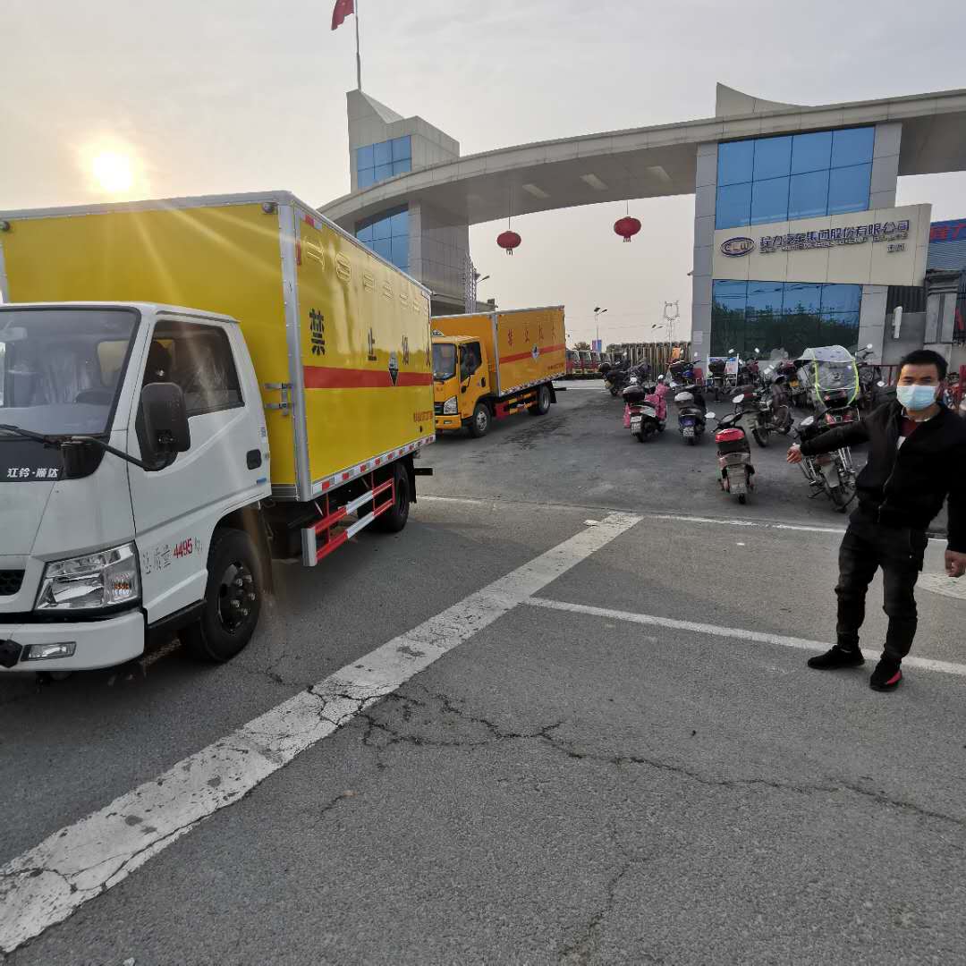 河北王總訂購兩臺危險(xiǎn)品車（一臺江鈴危險(xiǎn)品車和一臺解放危險(xiǎn)品車）發(fā)車
