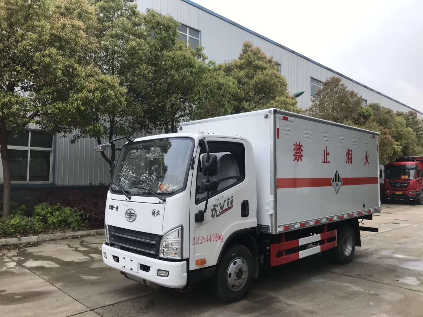 湖南何總訂購的解放4.2米雜項(xiàng)危險(xiǎn)品車發(fā)車