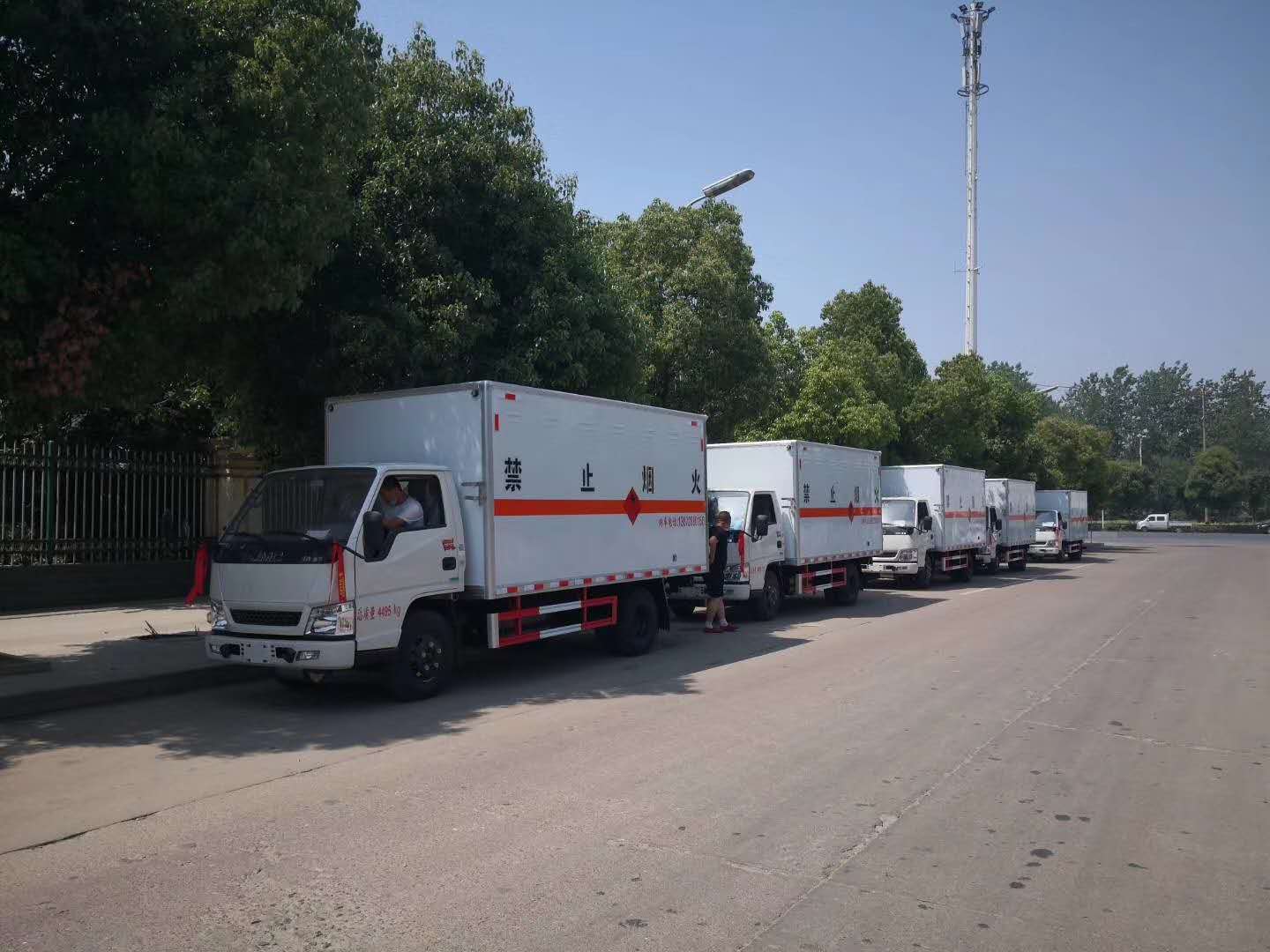 青島王總訂購的五臺江鈴易燃液體廂式車發(fā)車