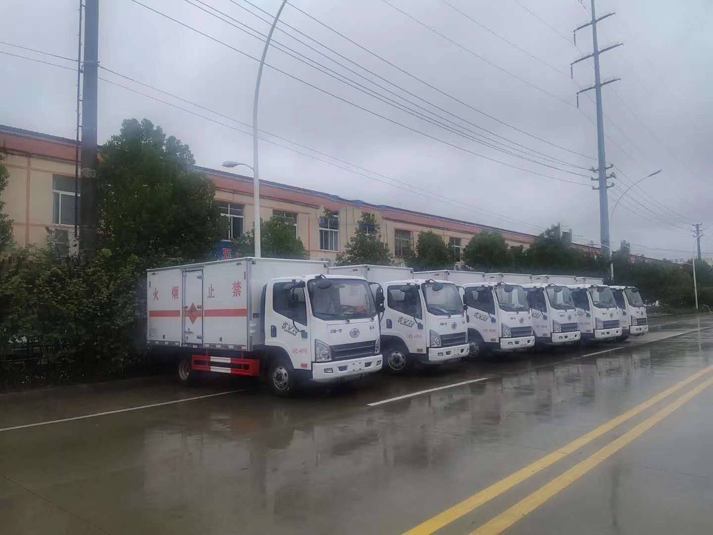 山西李總訂購的六臺解放雜項危險品車發車