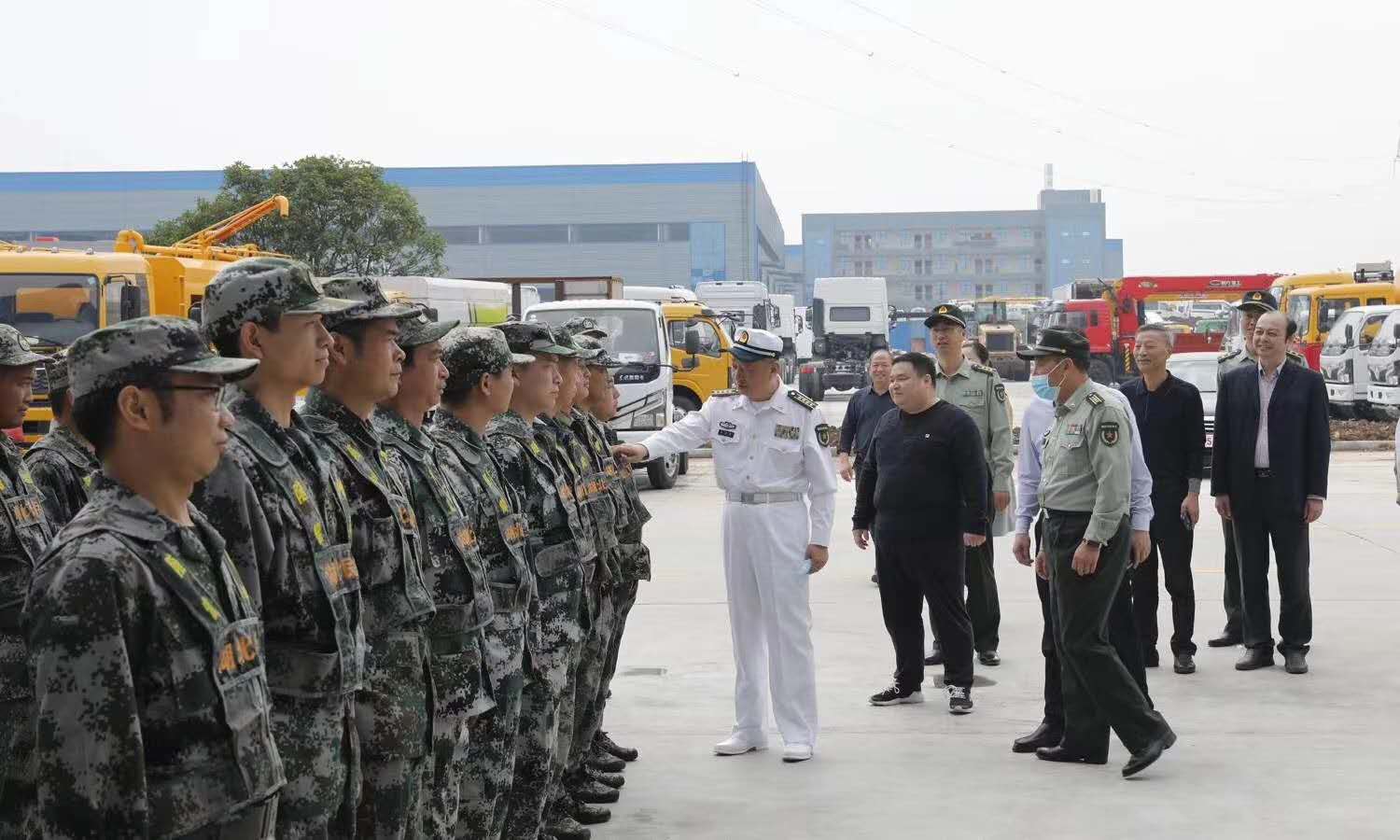 湖北省級領(lǐng)導(dǎo)及海軍艦長來程力專汽視察工作