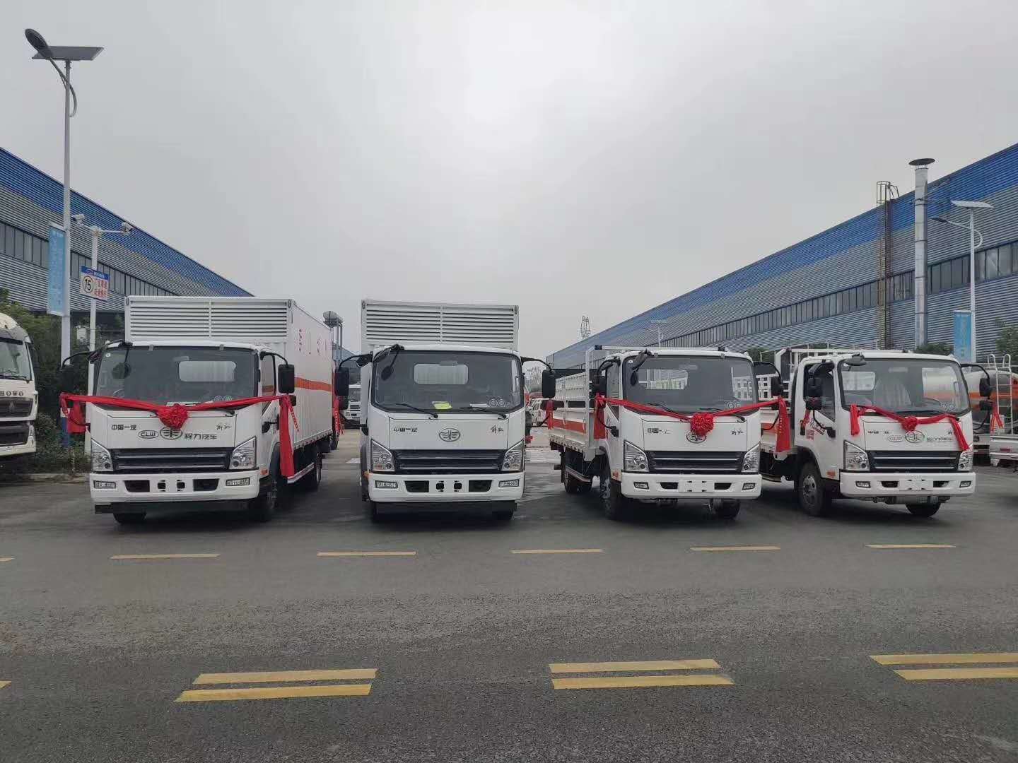 貴州劉總四臺解放危險品車發車