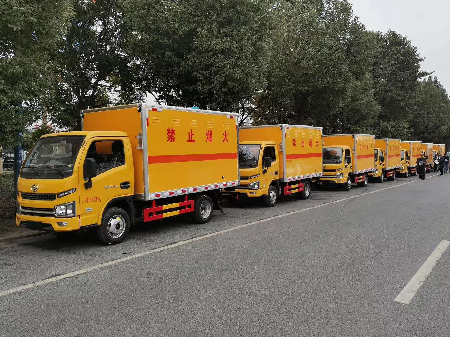 河北保定李總在我司批量訂購八臺躍進S80柴油危險品車