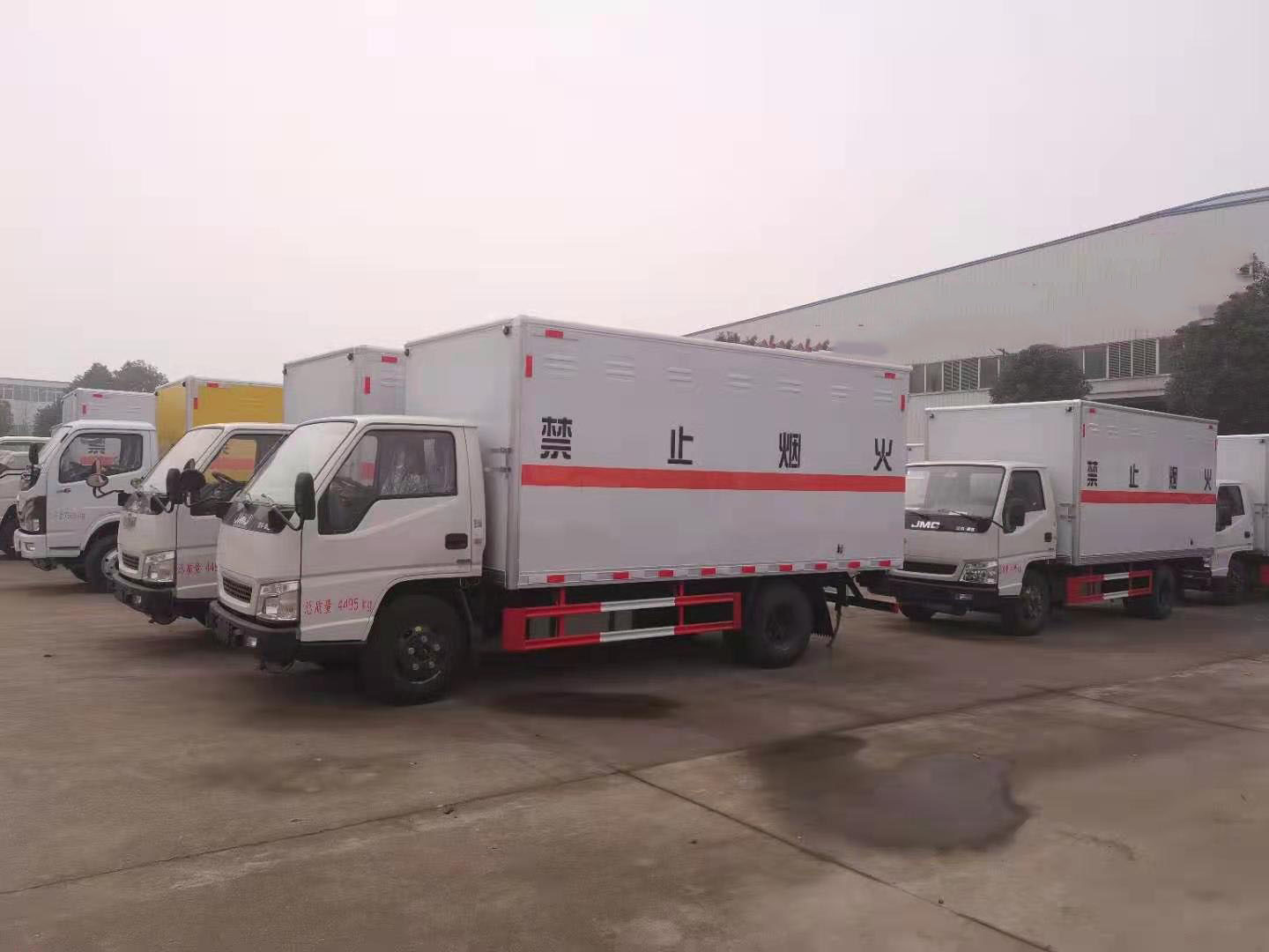 青海余總在我司采購三臺江鈴易燃?xì)怏w廂式運(yùn)輸車