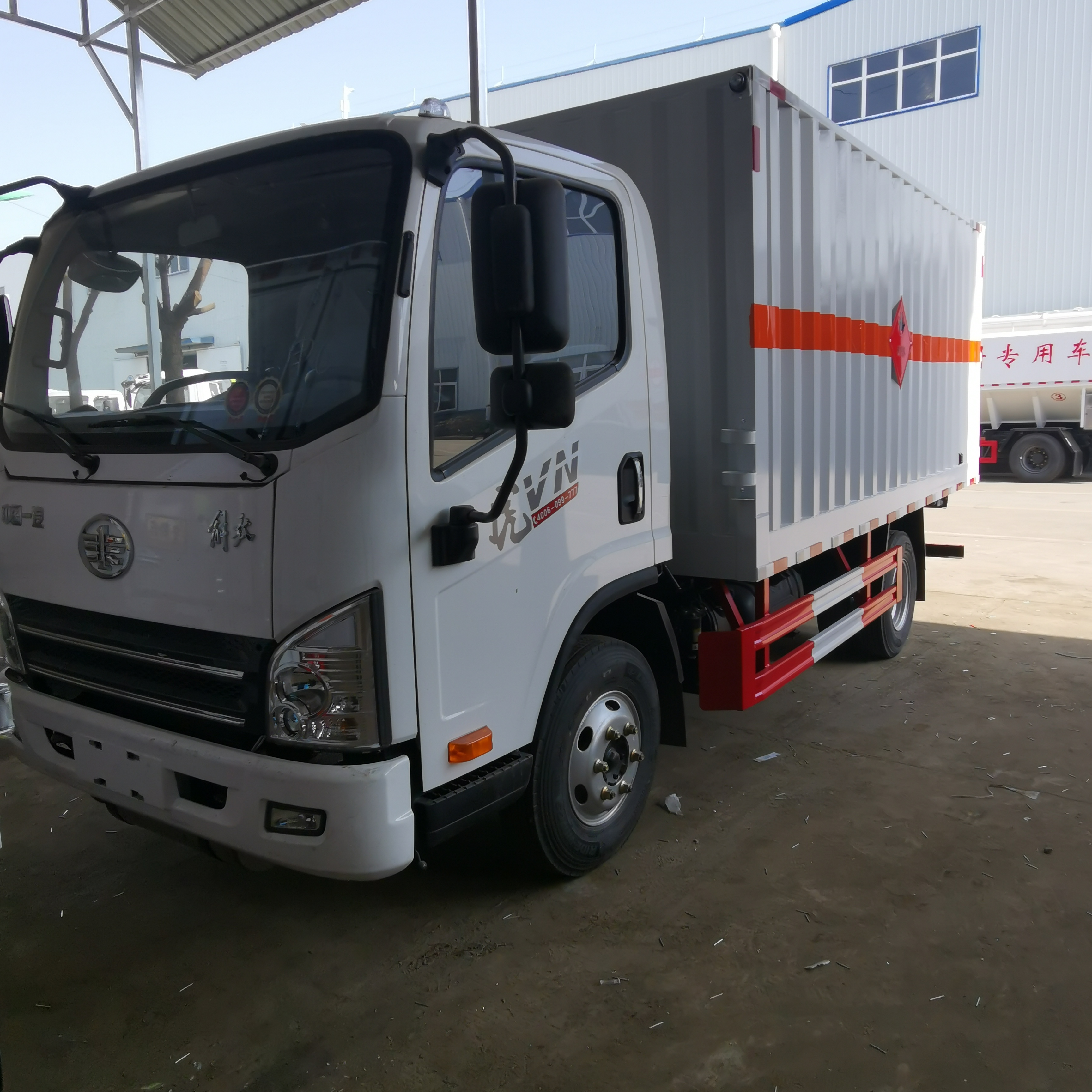 解放4米2瓦楞板危險品車