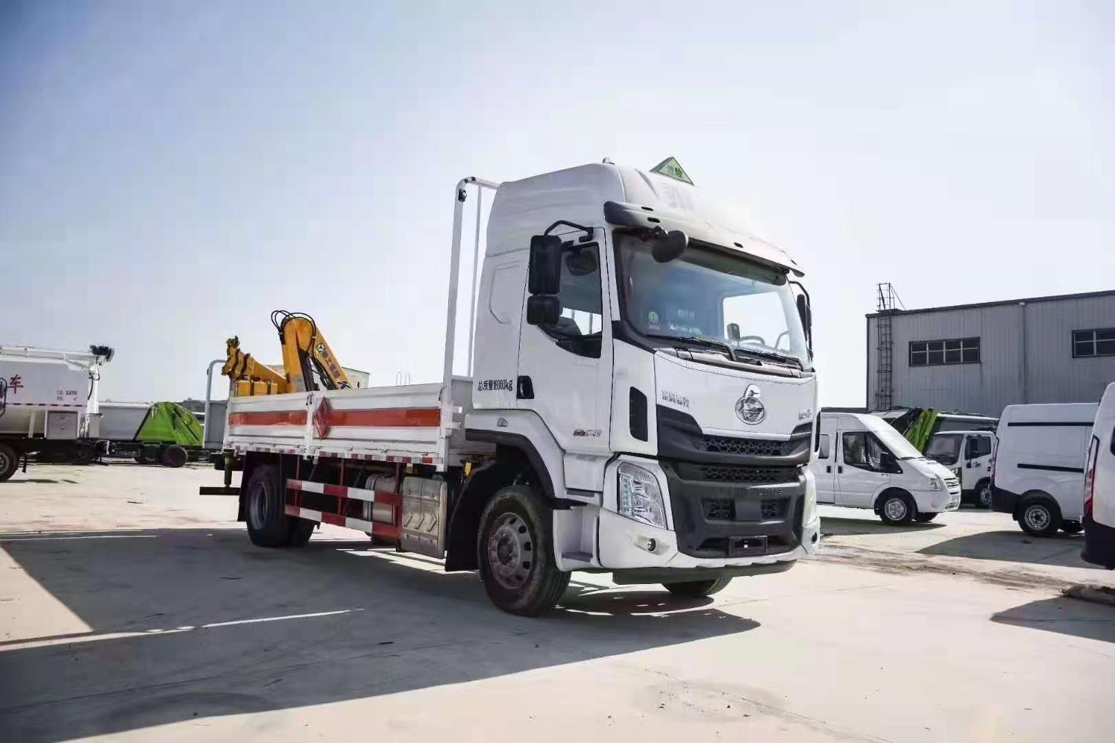 東風柳汽單橋國六帶吊氣瓶運輸車