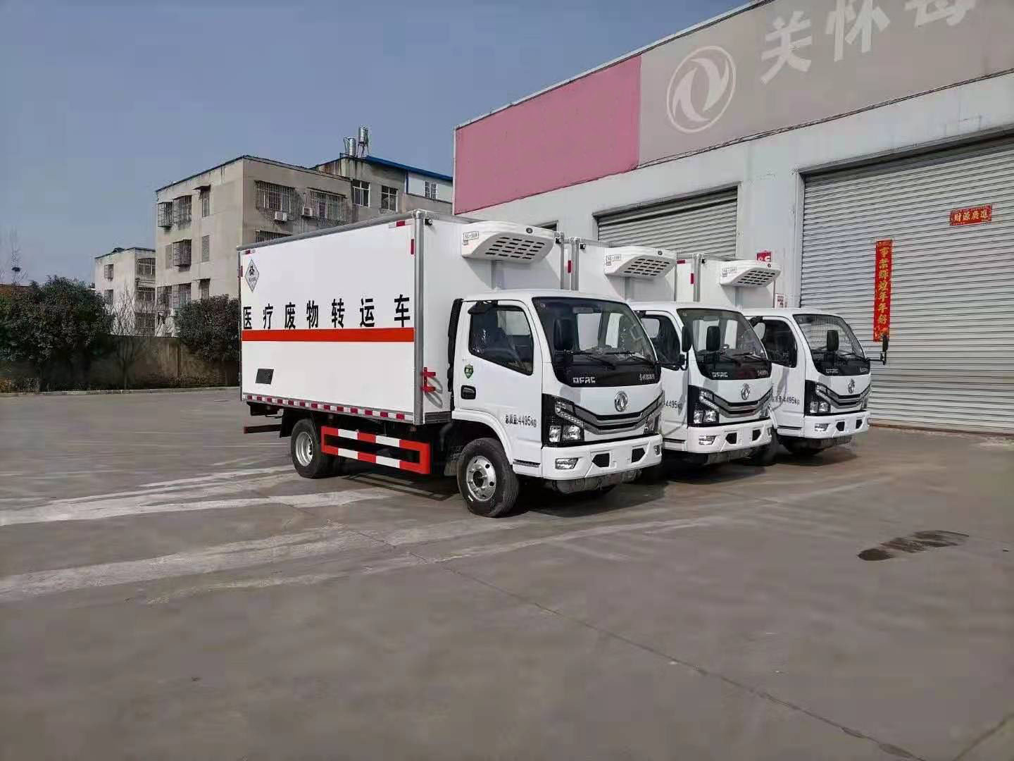 新疆李總訂購的三臺東風(fēng)國六醫(yī)療廢物轉(zhuǎn)運(yùn)車發(fā)車