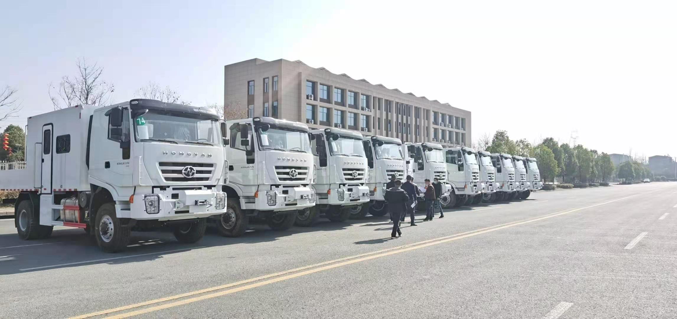 十臺運(yùn)兵車發(fā)車