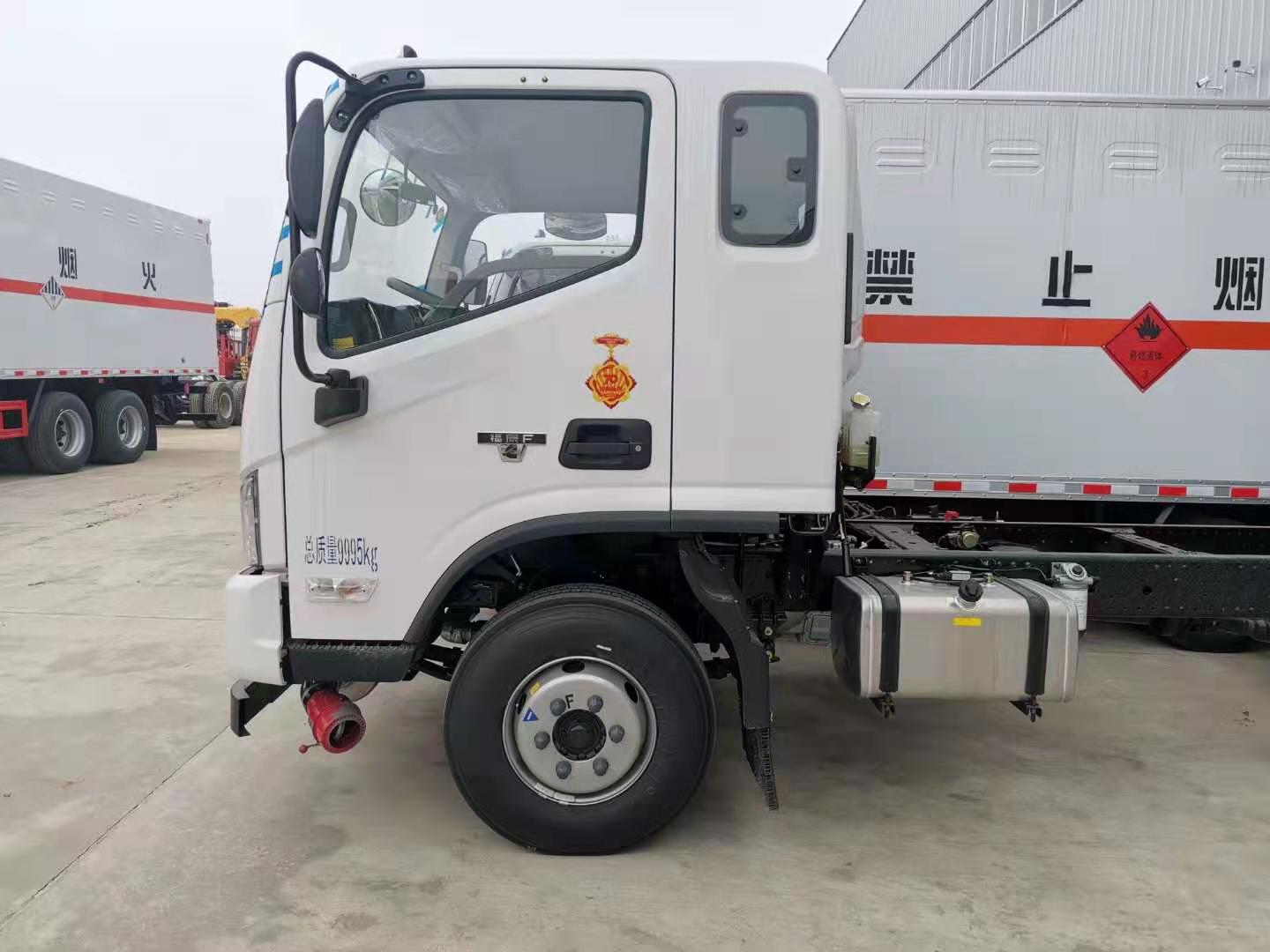 福田歐馬可排半4米8國六危險品車