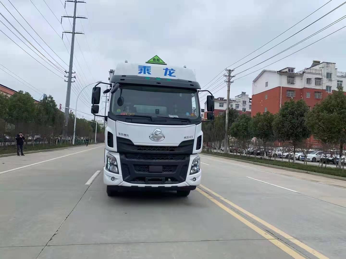 新款車型--柳汽乘龍高頂雙臥危險品車