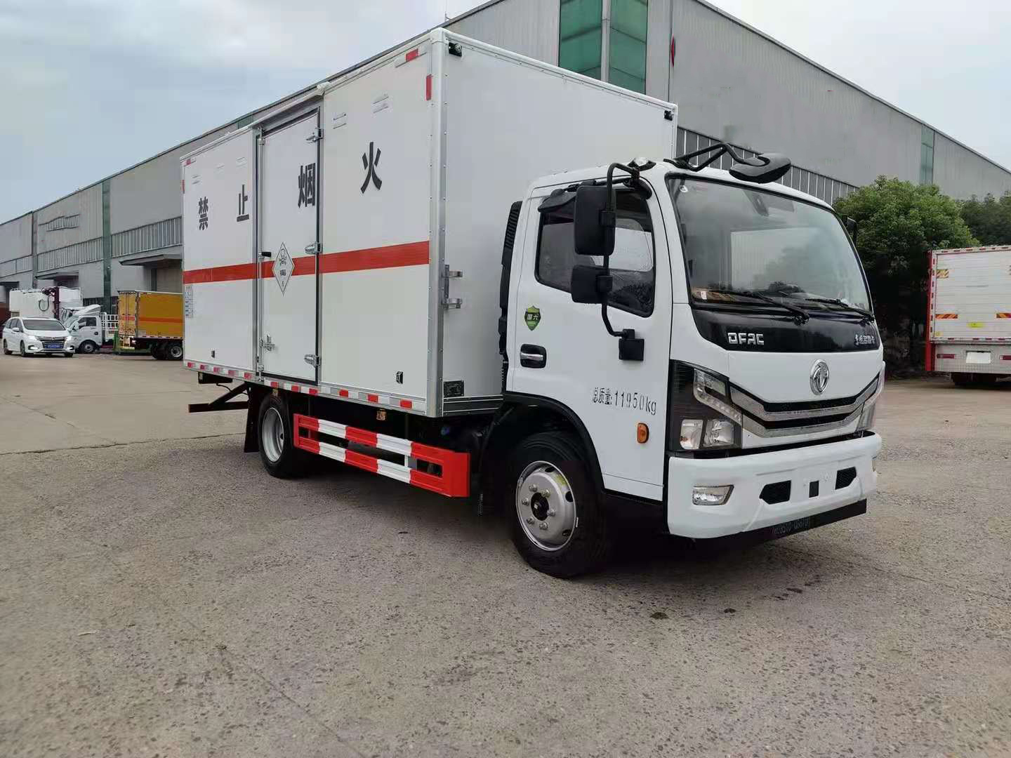 東風D6國六瓦楞板黃牌危險品車