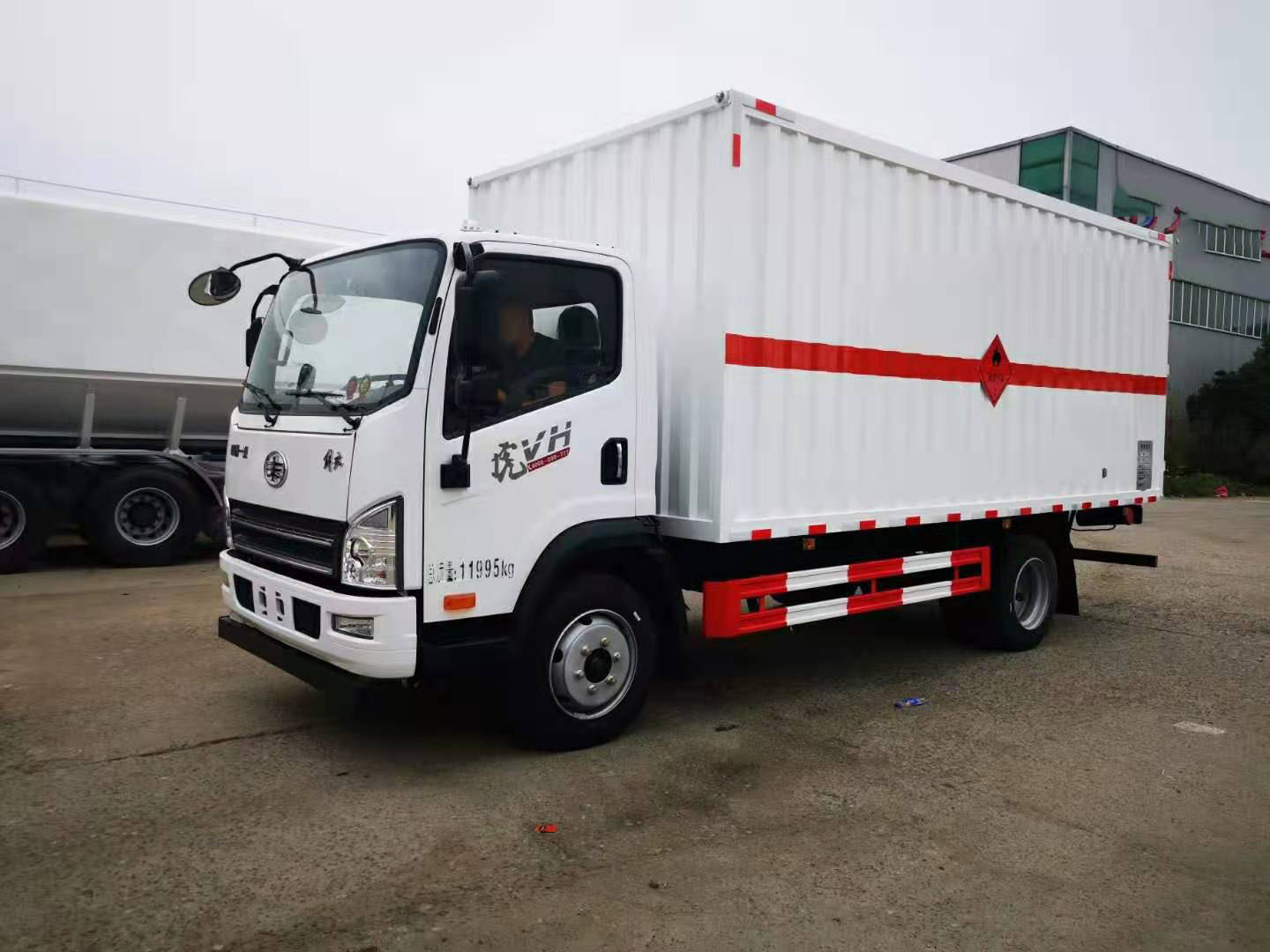 解放5米1瓦楞板國六危險品車