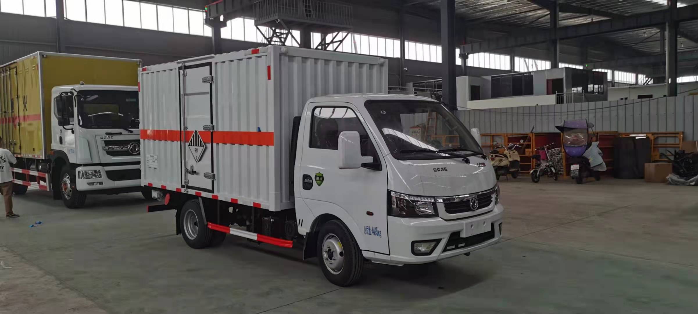 東風途逸國六3米4柴油瓦楞板危險品車