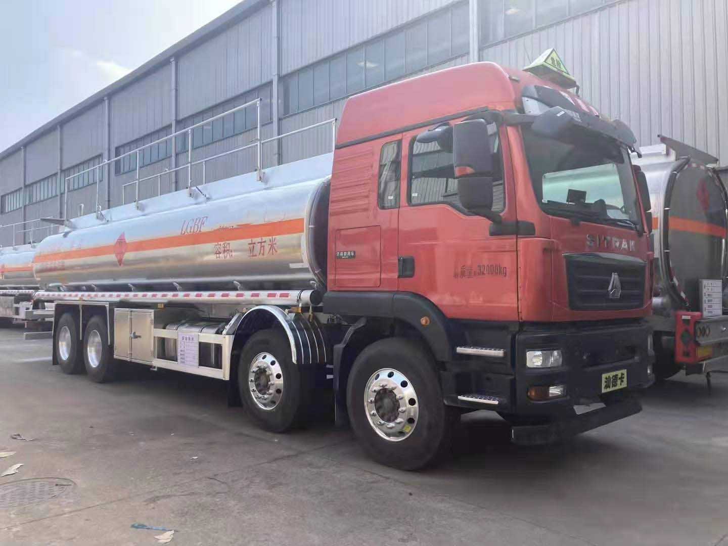 汕德卡國六26方前四后八鋁合金運油車