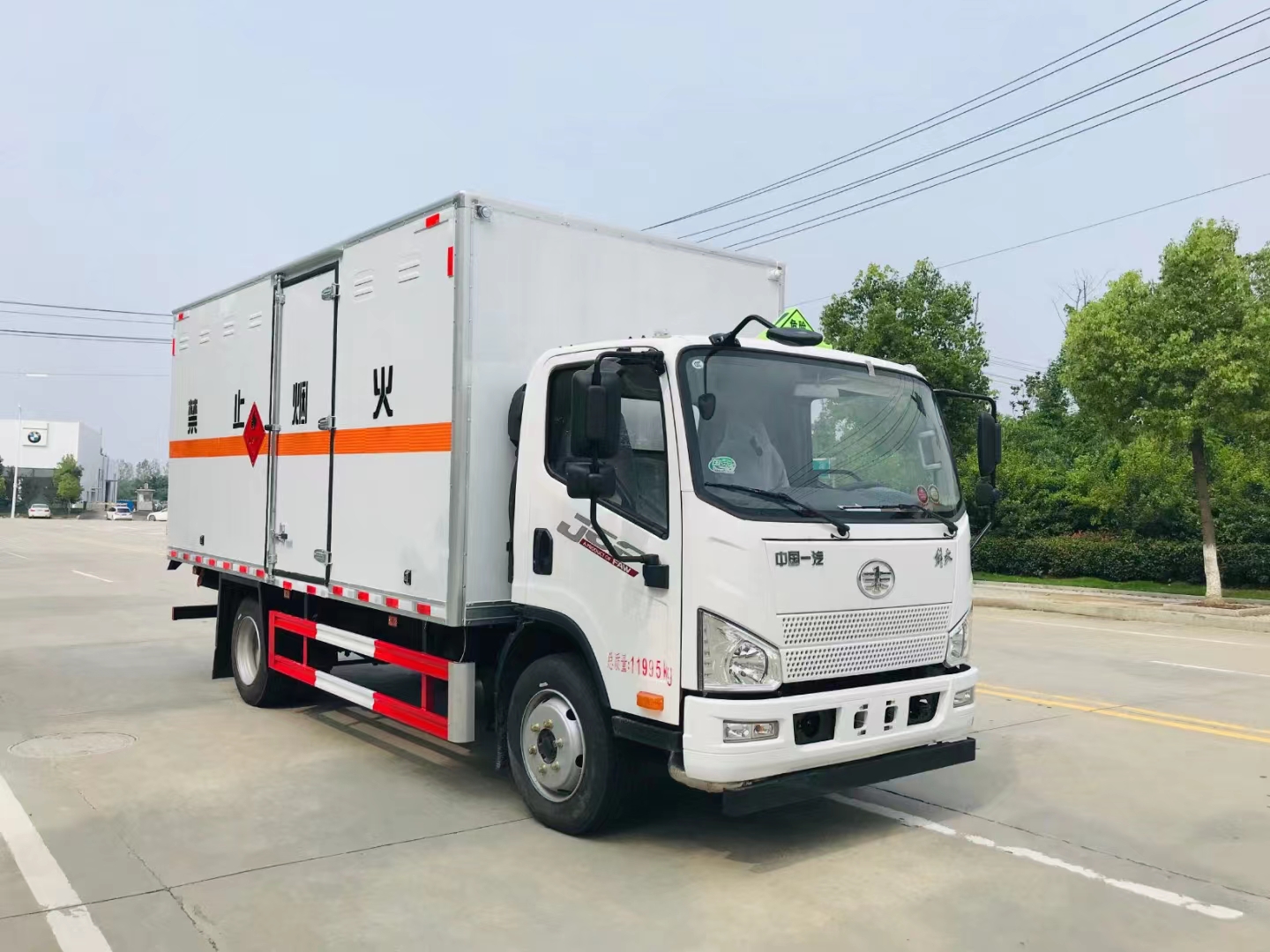 解放國六大柴160馬力5米1危險(xiǎn)品車