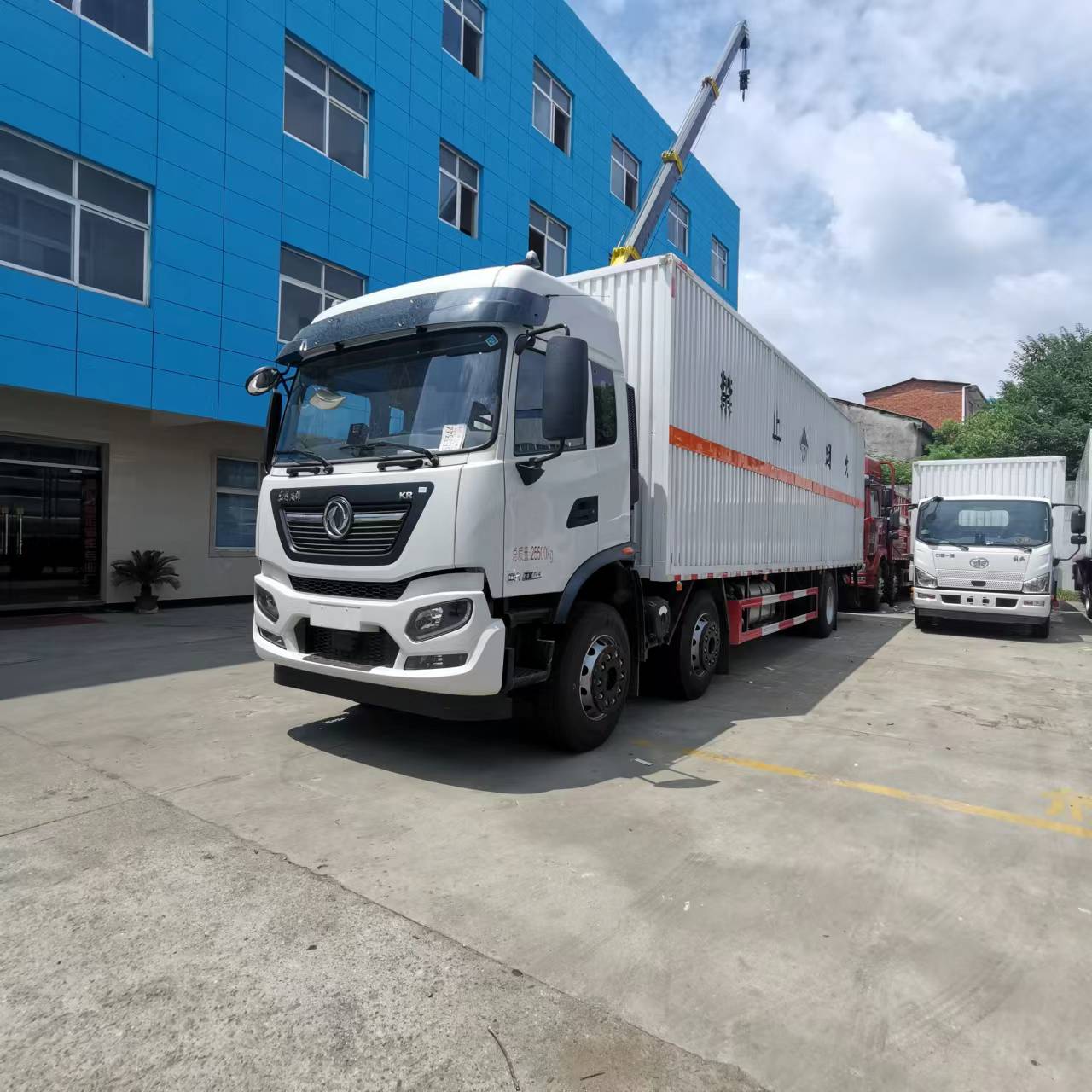 東風(fēng)天錦三軸翼展瓦楞板危險(xiǎn)品車