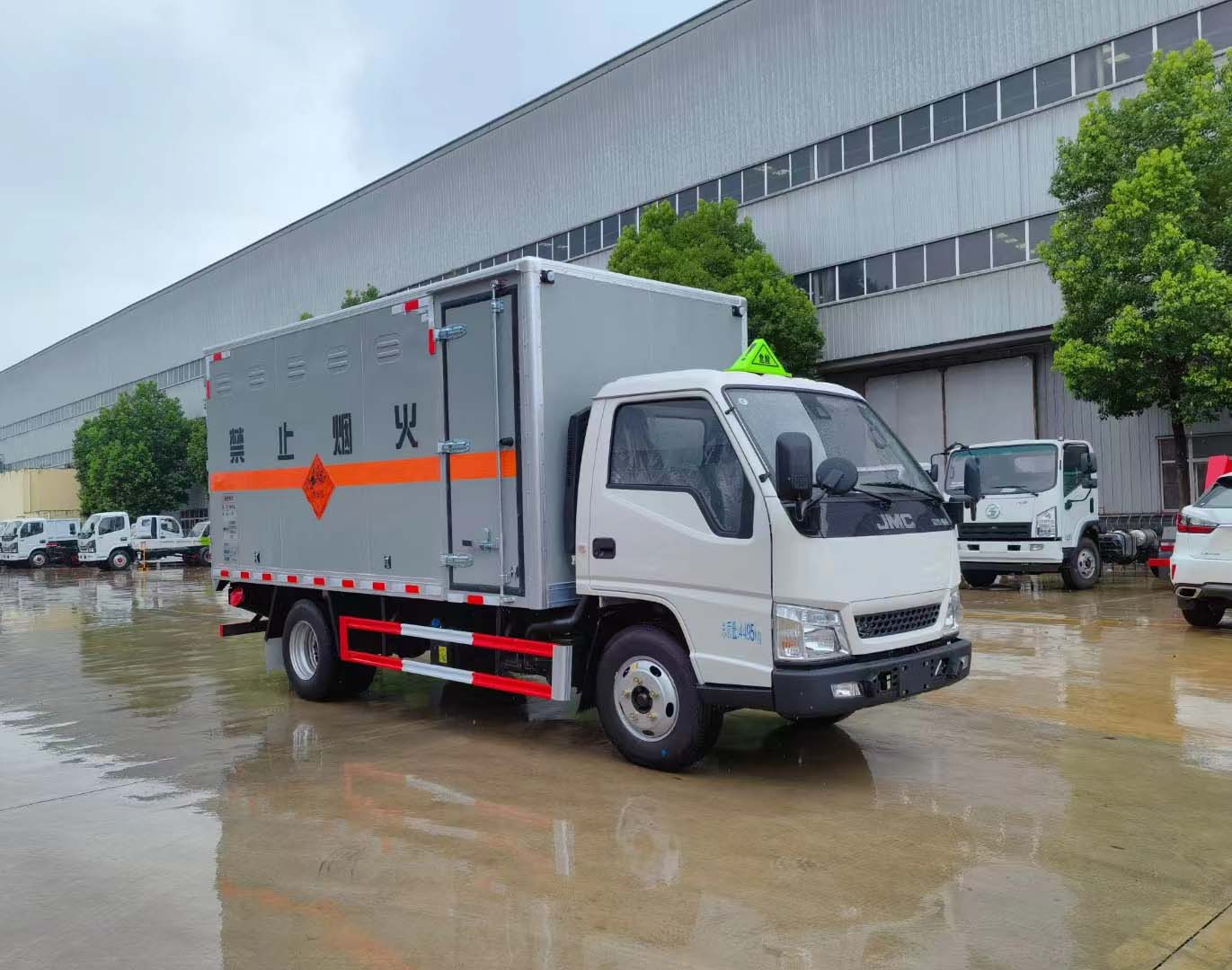 江鈴國(guó)六帶前開側(cè)門灰色新規(guī)危險(xiǎn)品車