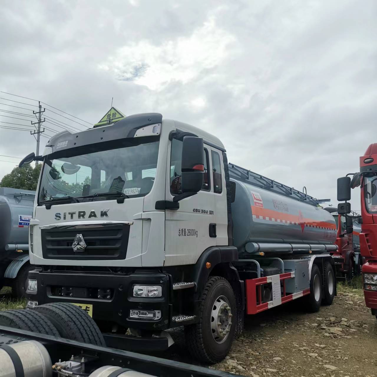 汕德卡后雙橋國(guó)六腐蝕品罐式車