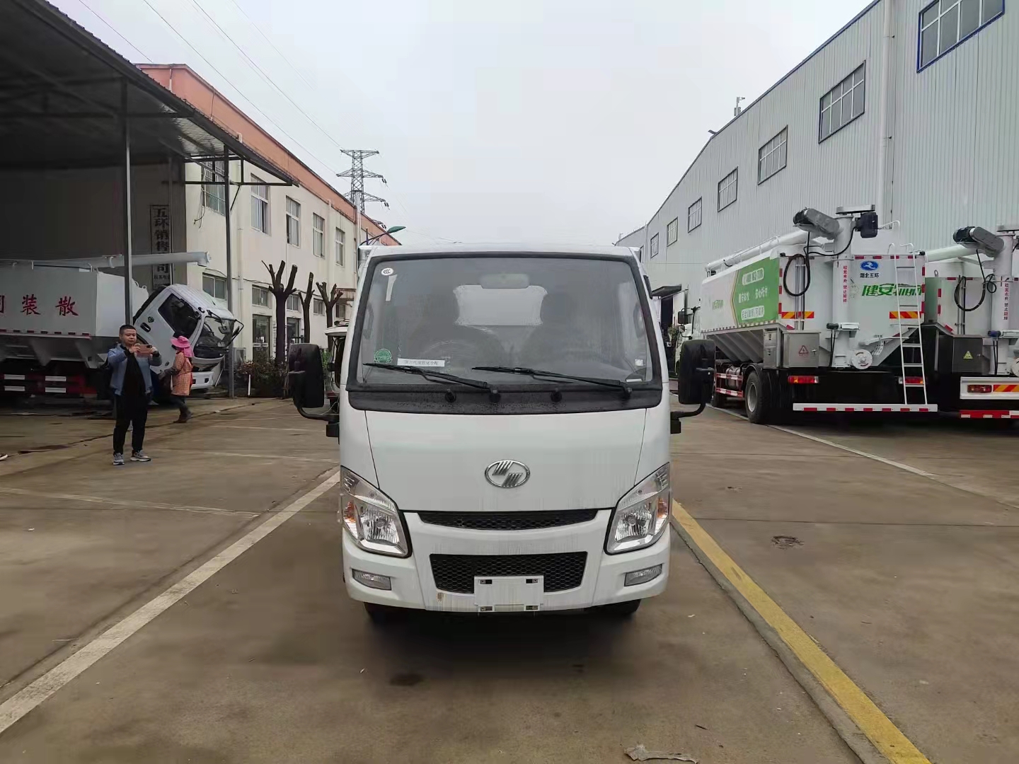 躍進(jìn)汽油國(guó)六矮箱體危險(xiǎn)品車