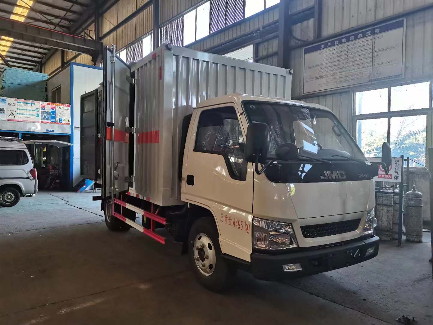 江鈴國六帶雙側(cè)門瓦楞板危險品車