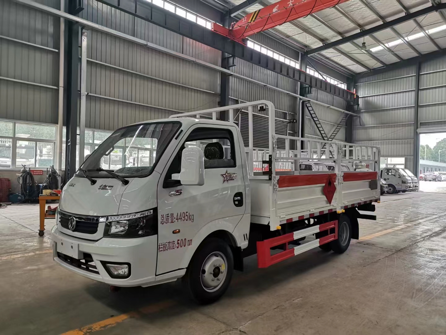 小型帶尾板氣瓶車——東風途逸3米8危貨車