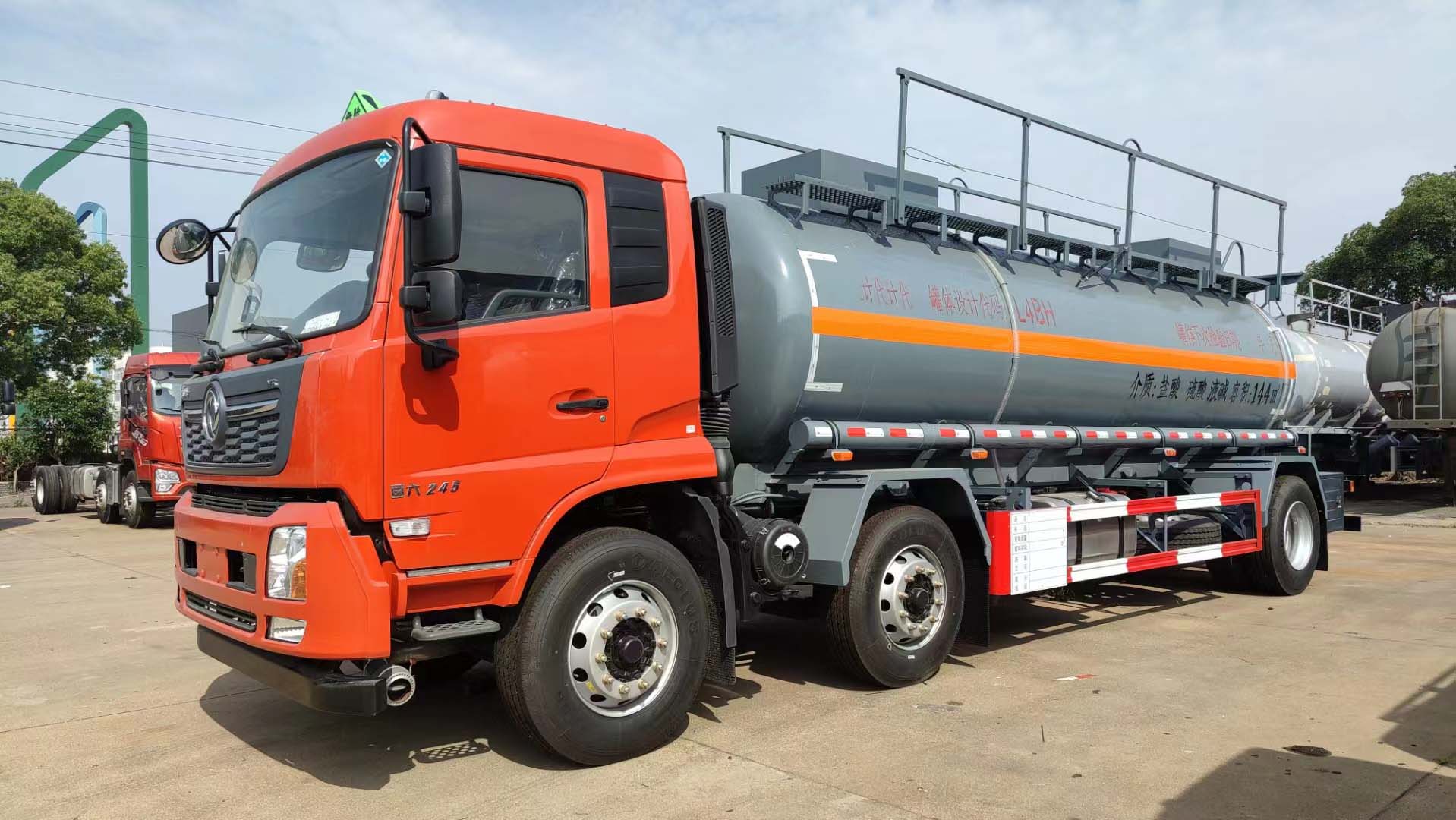 東風天錦紅色三軸國六腐蝕品罐式運輸車