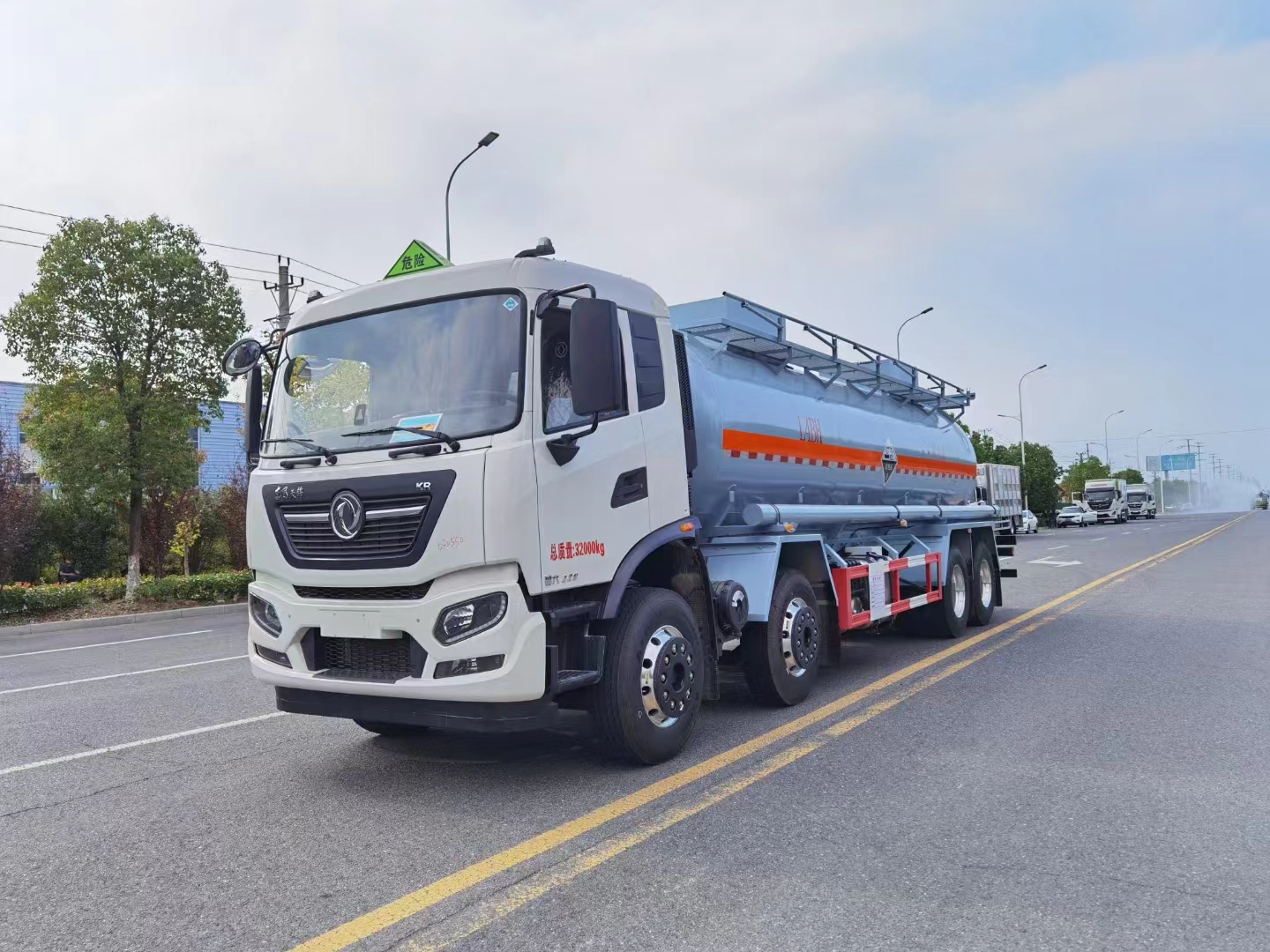 東風天錦8x4腐蝕性物品罐式運輸車