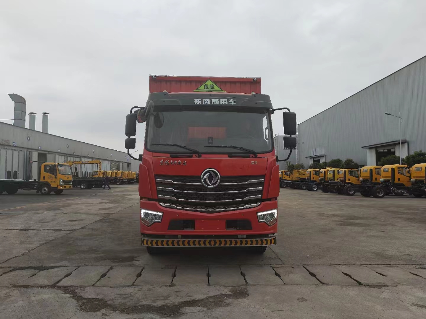 三軸高性價比車型——東風(fēng)D3V國六三軸紅色危險品車