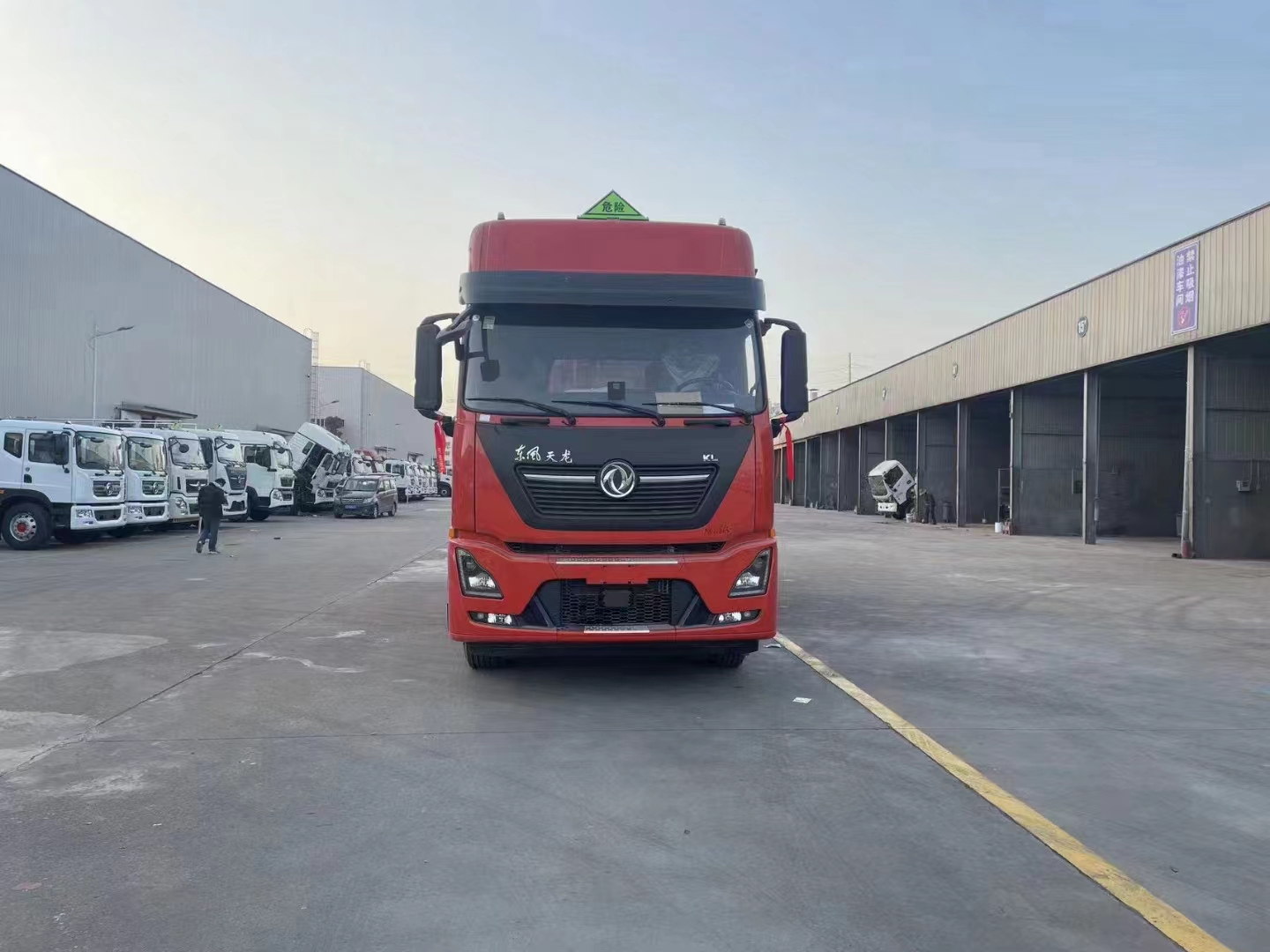 東風天龍前四后八高頂雙臥瓦楞板危險品車