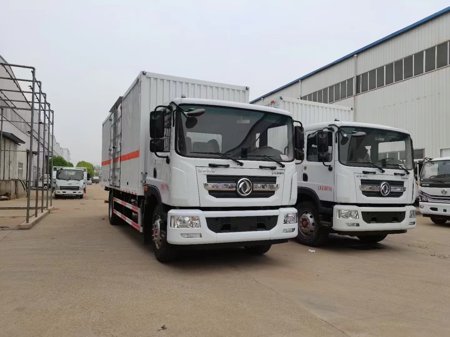 廣西李總兩臺東風D9國六瓦楞板危險品車
