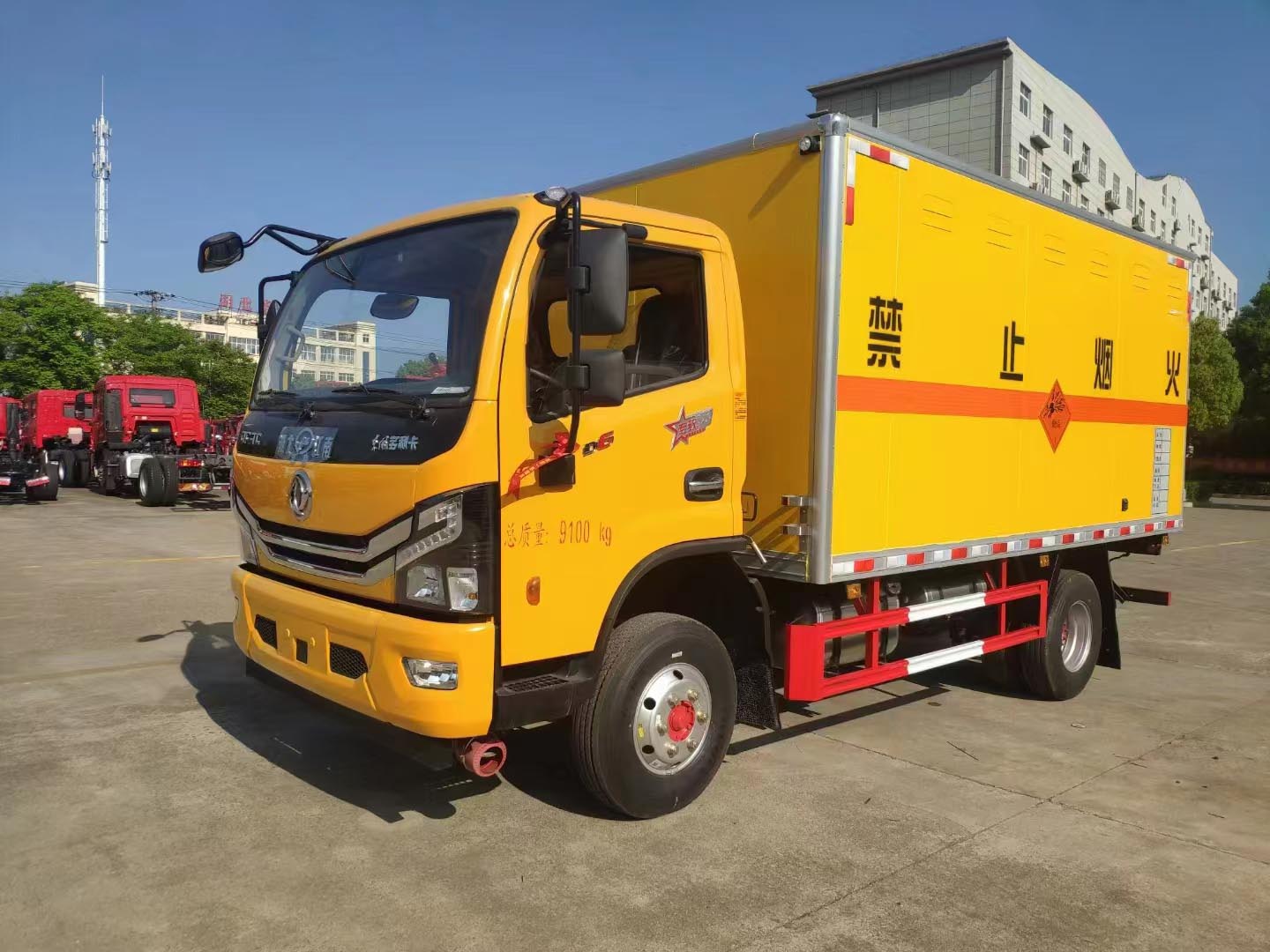 東風大多利卡7噸黃色國六危險品車