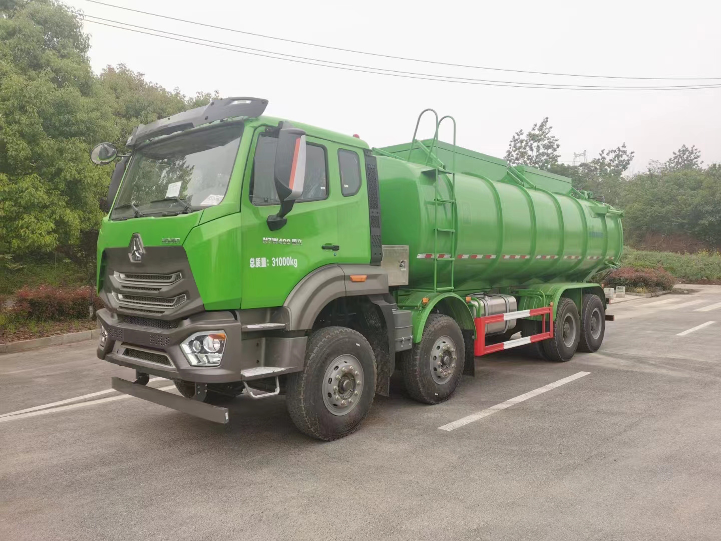 重汽豪瀚四軸廢污泥油泥運輸車