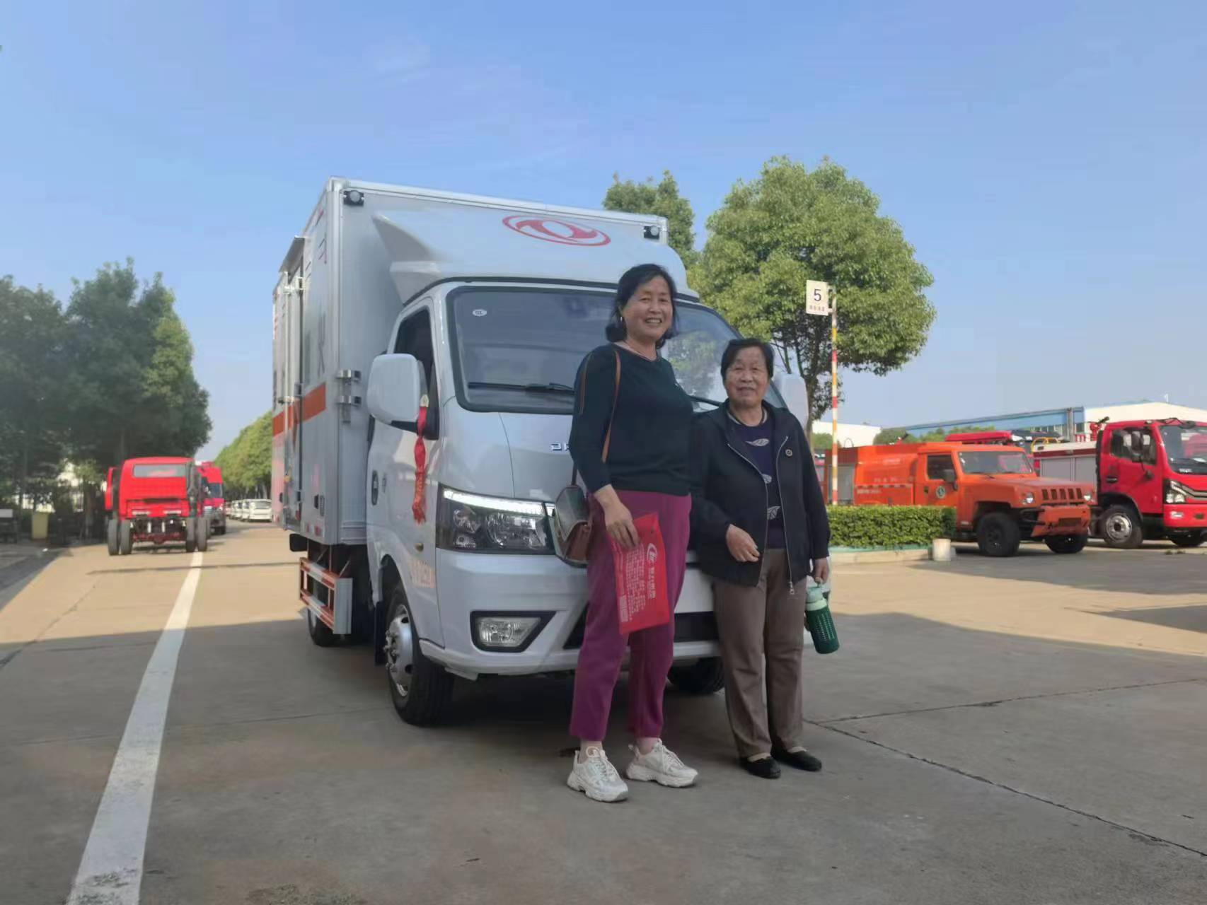 小型三類東風途逸危險品車