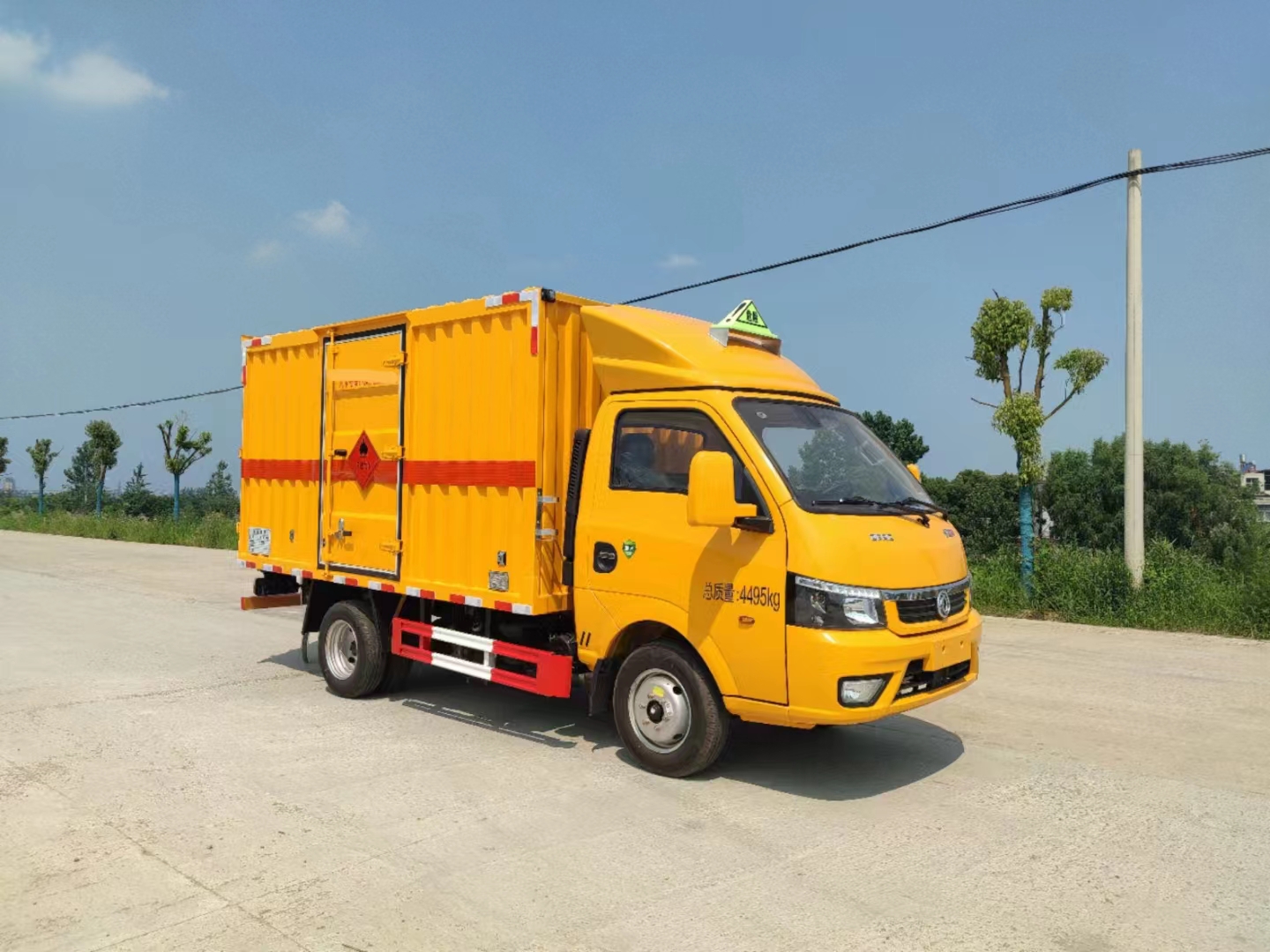 東風途逸黃色瓦楞板危險品車