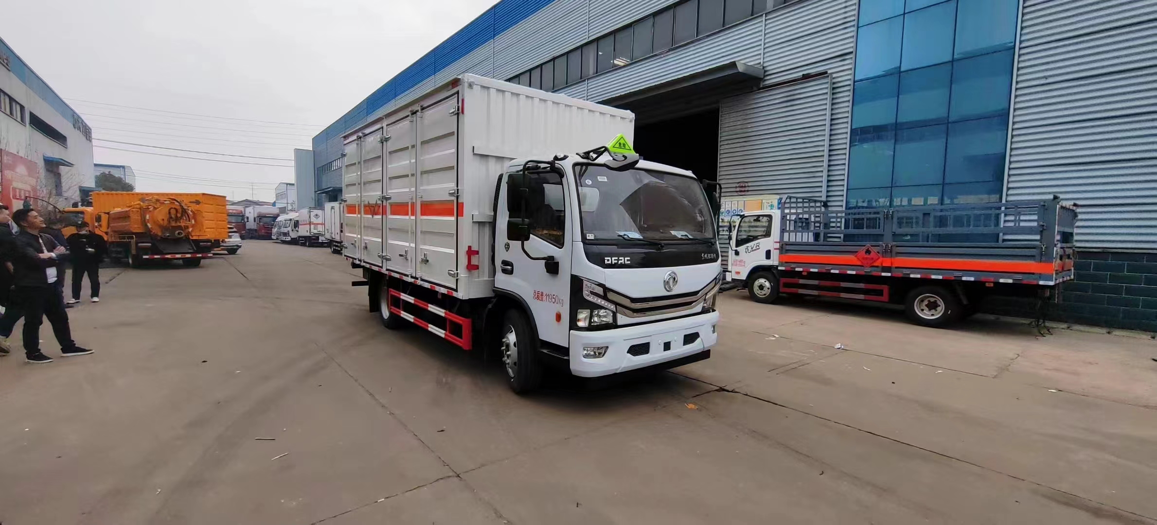 東風大多利卡全開側(cè)門國六危險品車