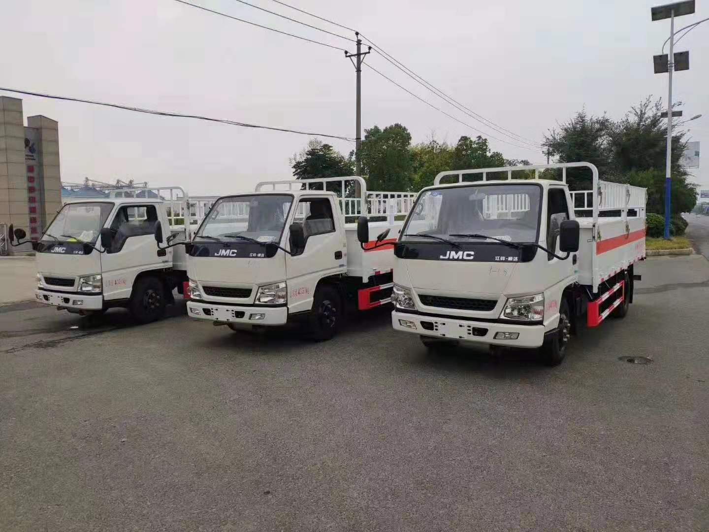 山東吳總訂購的三臺江鈴氣瓶運輸車發(fā)車