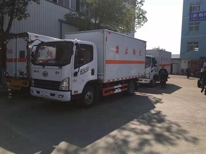 河北汪總訂購的兩臺解放易燃液體廂式運輸車發車