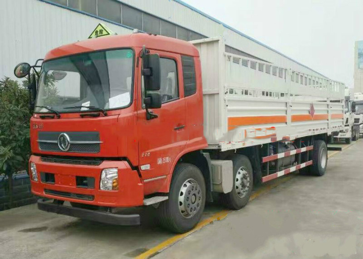新款車型推薦——東風天龍小三軸9.6米氣瓶運輸車